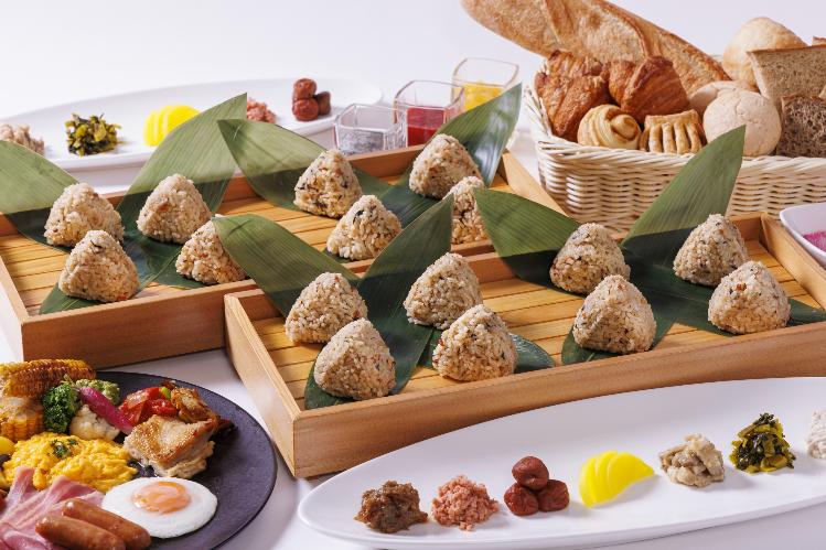 【朝食】ライブカウンターでは、おにぎりやお茶漬け、沖縄家庭料理のぼろぼろジューシーなどをご用意。