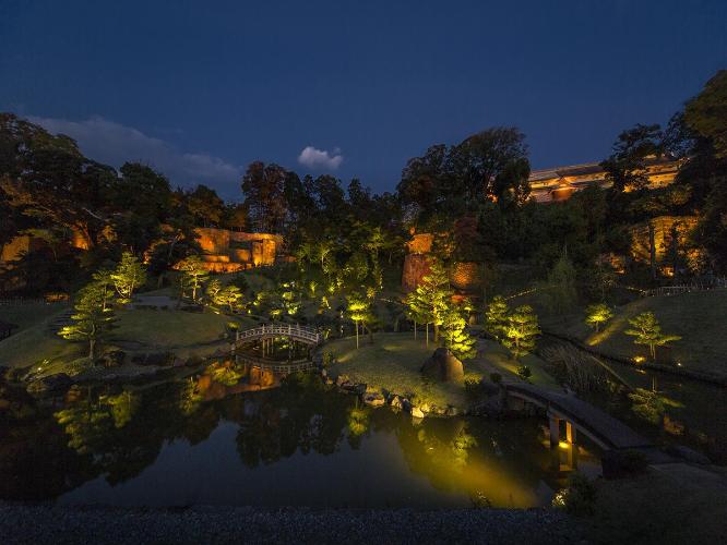 ■冬の兼六園「金沢城・兼六園 四季物語 冬の段」の「雪吊り」とライトアップ[写真提供:金沢市]