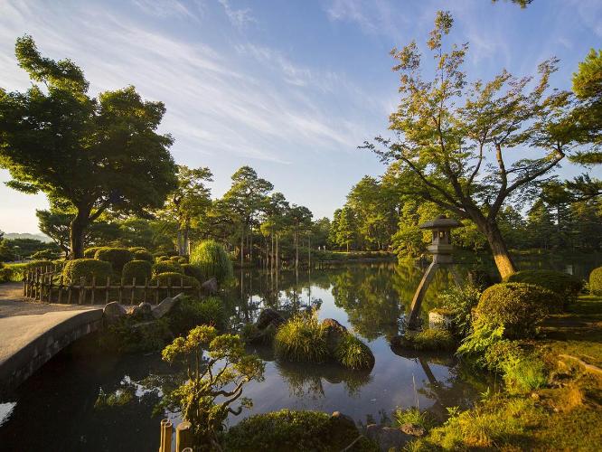■初夏の兼六園｜金沢百万石まつりの開催期間中、夜間無料開放されます　[写真提供:金沢市]