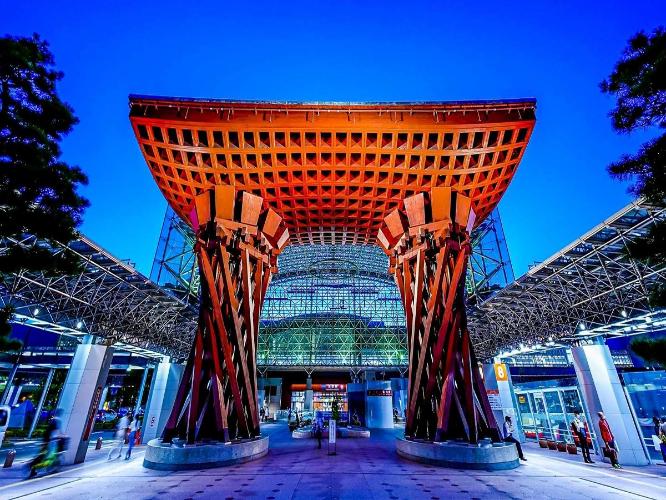■金沢駅鼓門（つづみもん）｜日没から000までライトアップ《ホテルから徒歩15分》
