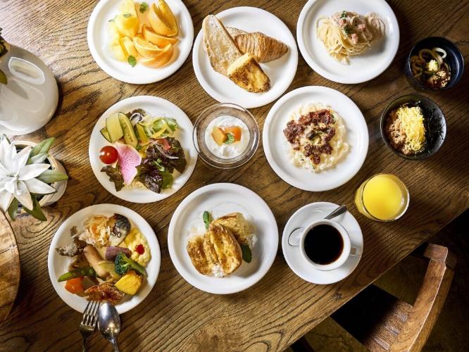 朝食会場：「SALVATORE CUOMO＆BAR」　営業時間：6時30分〜9時30分(最終入店9時)