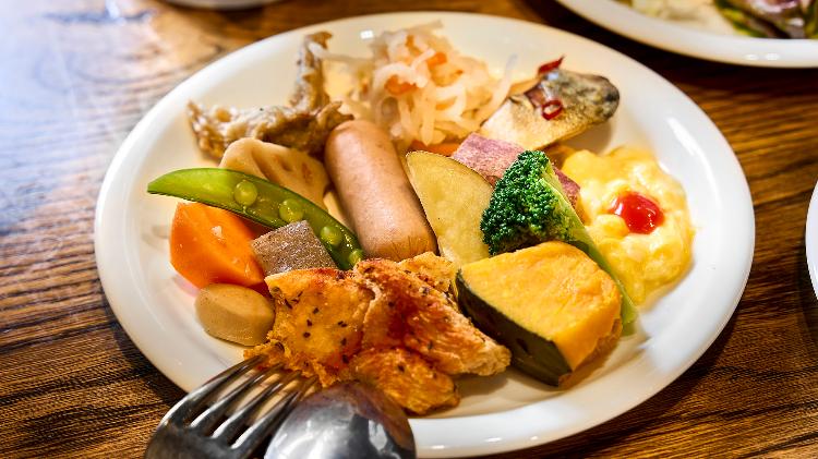 朝食会場：「SALVATORE CUOMO＆BAR」　営業時間：6時30分〜9時30分(最終入店9時)