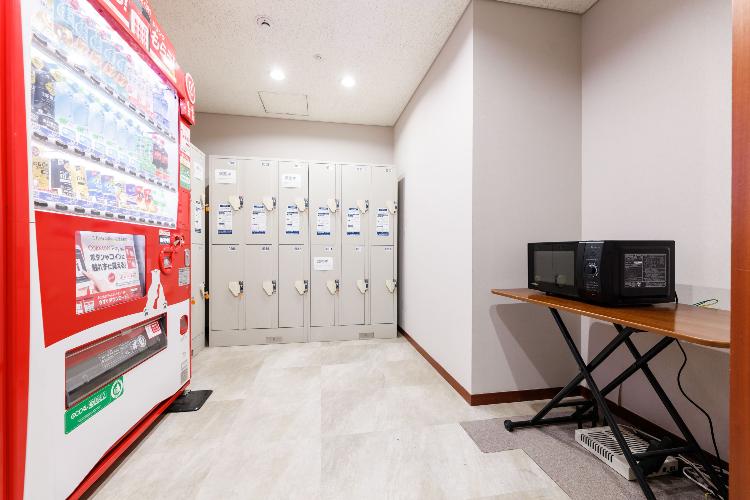 1階　自販機・電子レンジ・コインロッカー