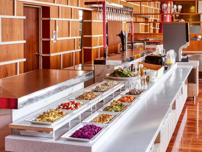 3種のメイン料理からお選びいただくプレートにビュッフェがついた朝食をご用意しています。