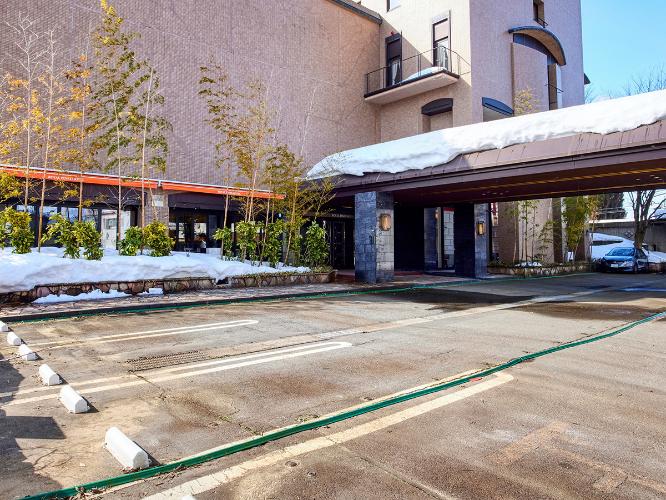 ホテル前駐車場（無料）