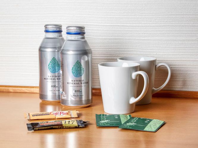 全客室にミネラルウォーターとスティックコーヒー、お茶をご用意しております。