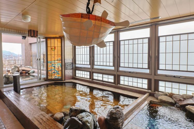 ◆内湯（湯温40?41℃）【泉質】ナトリウム・塩化物強塩温泉
