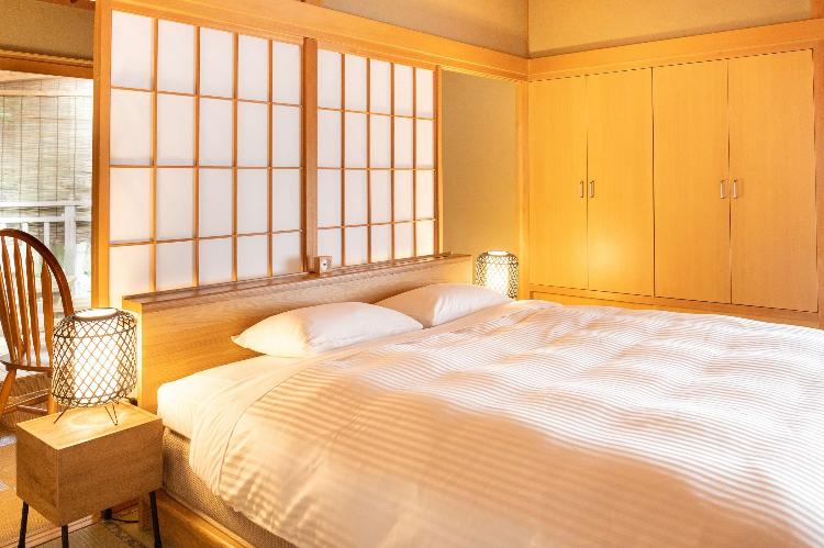 【お部屋】離れの特別室「海南荘」のダブルベッド