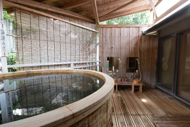 【風呂】離れ特別室「海南荘」の客室露天風呂（樽風呂）