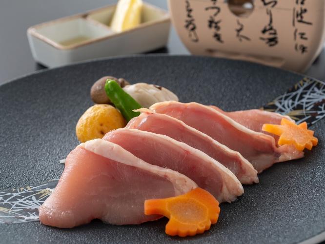 ジューシーなよさこい尾鶏は陶板で焼き上げる事でふっくらし旨味が溢れだす逸品に。
