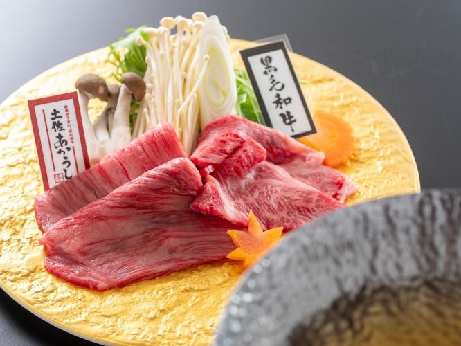 赤身の旨味が濃厚な幻の和牛土佐あかうしとジューシーな黒毛和牛をしゃぶしゃぶで食べ比べ