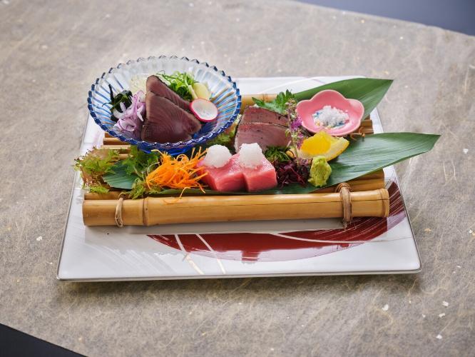 大月町産本鮪の極おろしや香り高い土佐勘八藁焼きに鰹の藁焼きタタキなど土佐づくしの御造り。