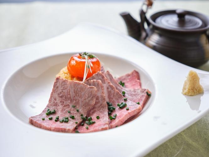 四万十牛と土佐ジロー卵に特製出汁を合わせお茶漬け風に仕上げたシェフの遊び心溢れる一皿。