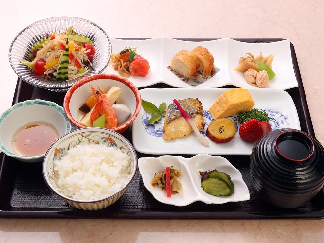 【ご朝食 和朝食】九州の食材を使った丁寧なおかず。少しずつ＆たくさんの種類をお召し上がりください