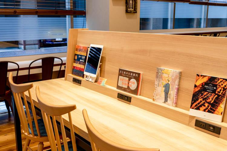 コンセントも多数ございます♪携帯・タブレットの充電＋読書　や　PC利用＋コーヒー　など