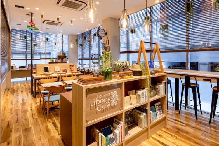 【ライブラリーカフェ】気ままに過ごせるオープンスペース。チェックイン前もチェックアウト後も利用可能。