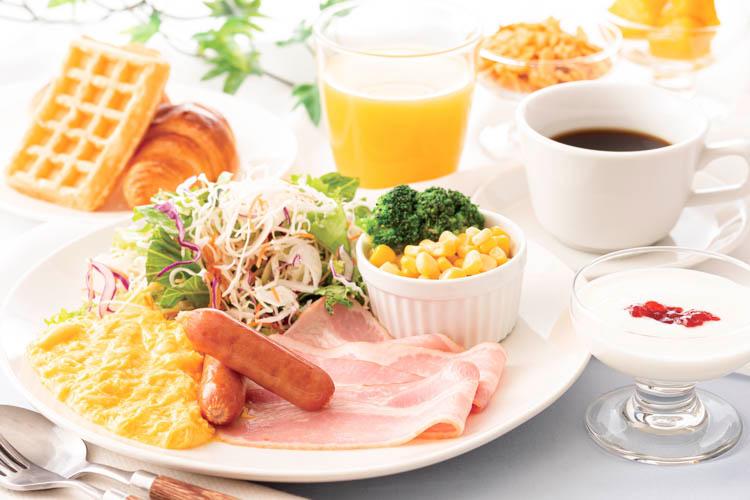 パンやスクランブルエッグ、サラダやフルーツなど、洋食を中心としたビュッフェもご用意