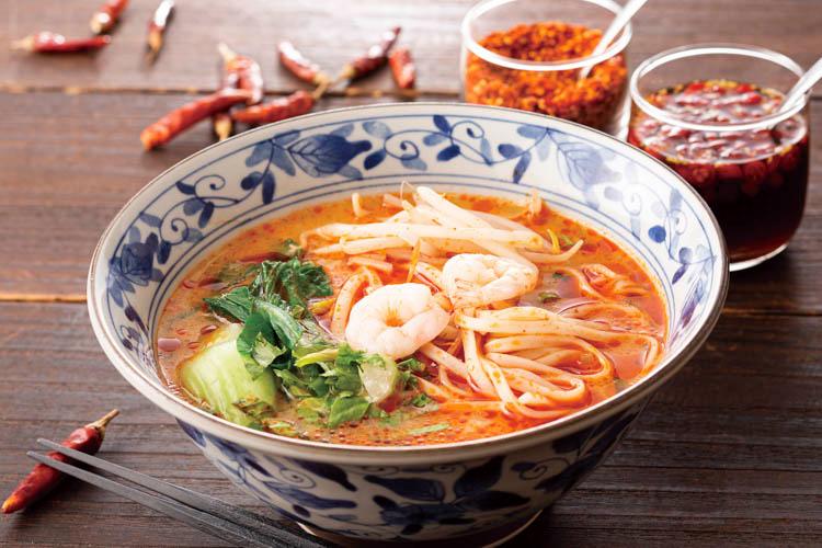 【トムヤムクンラーメン】適度な辛味と酸味が特徴。ナンプラーなどを加えて本場を堪能！