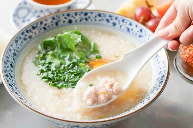 【お粥】タイの朝食の定番。優しい味わいが朝食にぴったり。ナンプラーもご用意しています