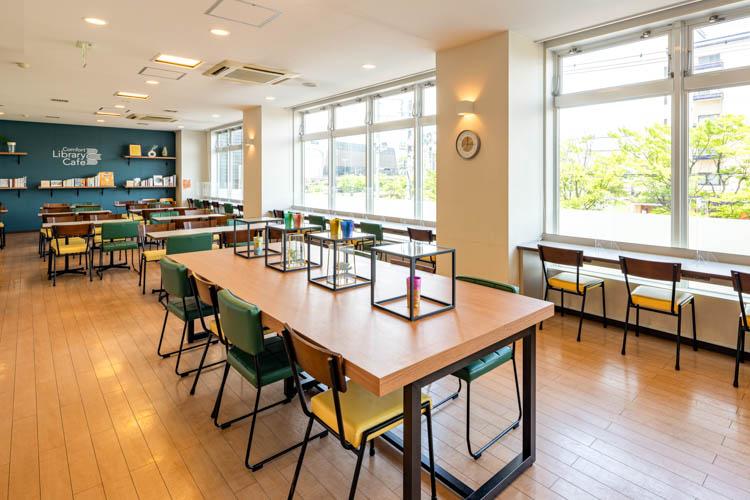 【ライブラリーカフェ】Wi-Fi接続無料◆カフェ内にはコンセントも充実。ワークスペースとしても快適。