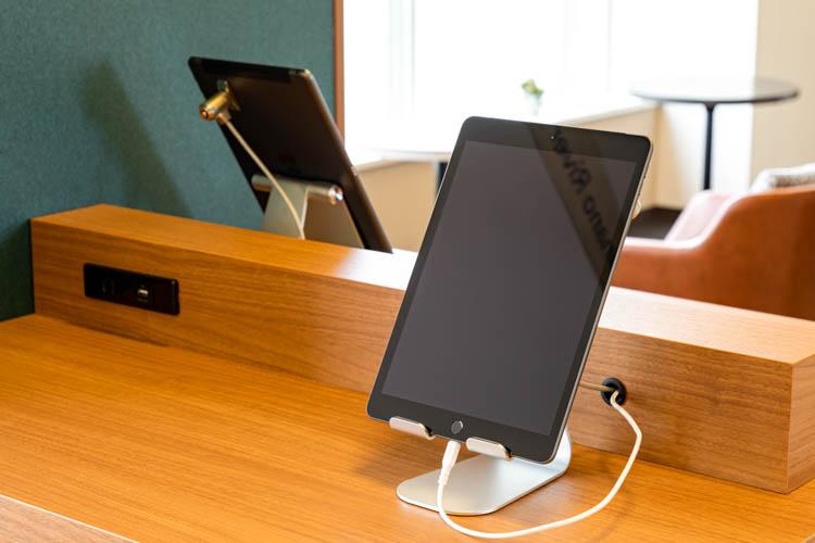 【ライブラリーカフェ】会場内には自由に使えるタブレットも設置