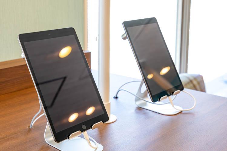 【ライブラリーカフェ】会場内には自由に使えるタブレットも設置