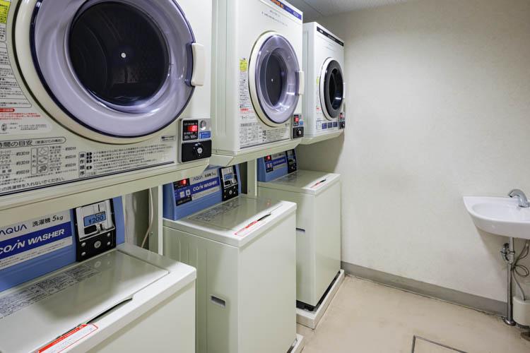 【コインランドリー】長期宿泊に便利なコインランドリーをご用意。