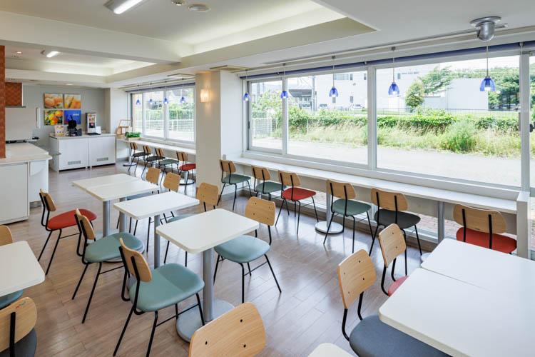 【ラウンジスペース】朝食での利用◆ウェルカムドリンクサービスとともに気ままにお過ごしください