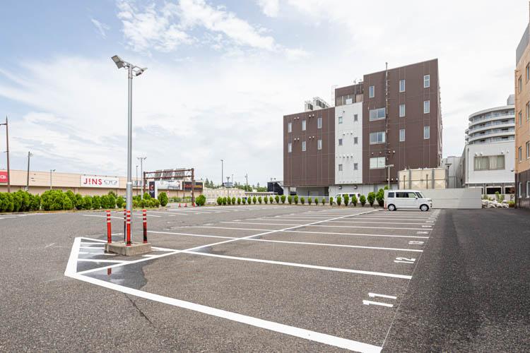【敷地内駐車場】75台◆無料◆8ｍ以上の大型車要予約