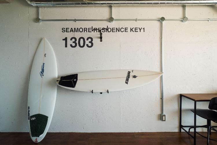 【お部屋】R1303号室(オーシャンビュートリプル)バイクハンガーにサーフボードも掛けれます