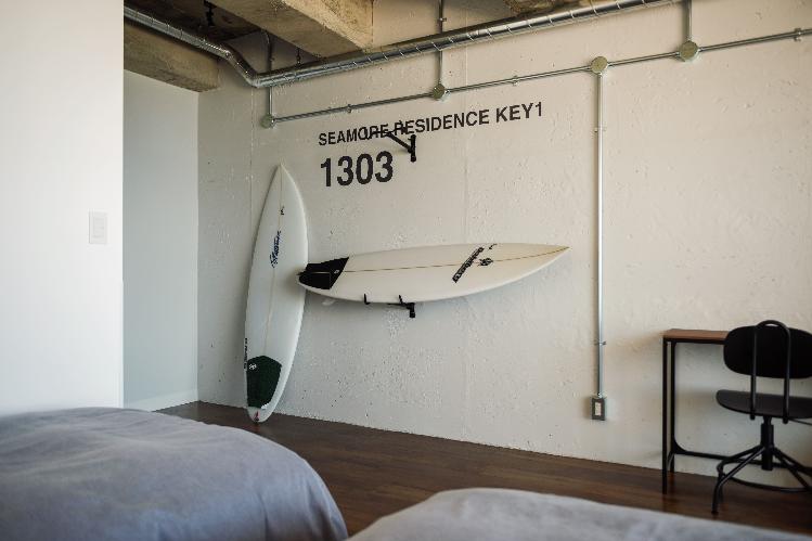 【お部屋】R1303号室(オーシャンビュートリプル)バイクハンガーにサーフボードも掛けれます。