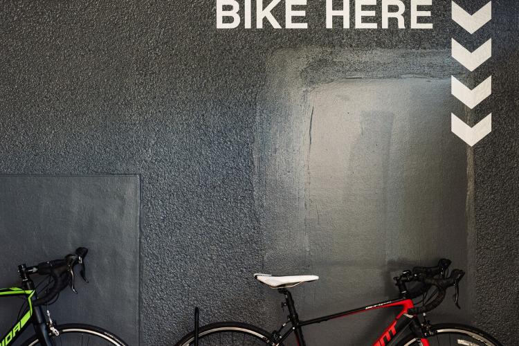 【館内設備】館内にはバイクスタンドも完備