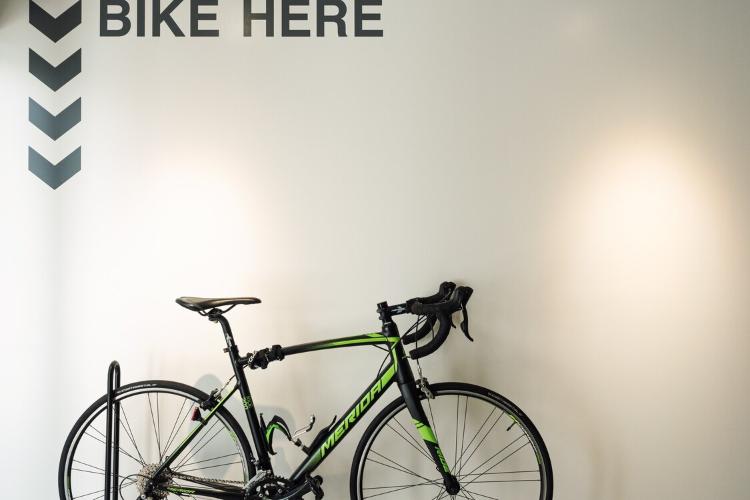 【館内設備】館内にはバイクスタンドも完備。