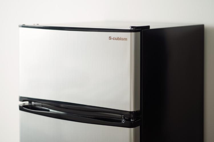 【客室備品】冷蔵庫。中は空になっております。