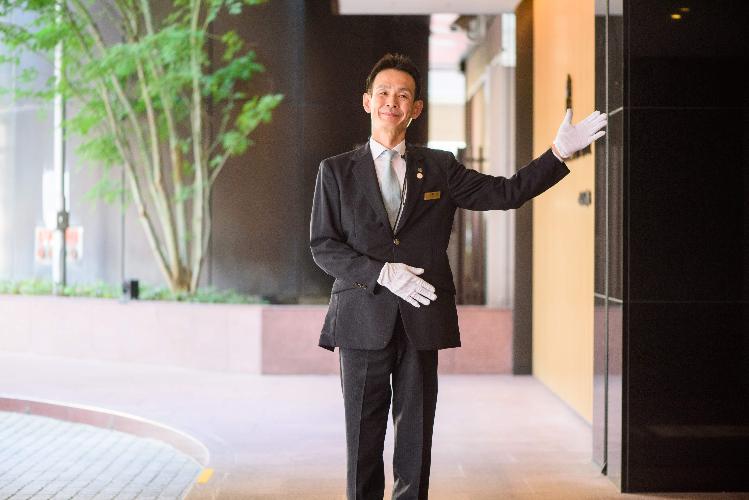 【ドアスタッフ】気持ちよくお過ごしいただけるよう、丁寧な接客を心がけております。