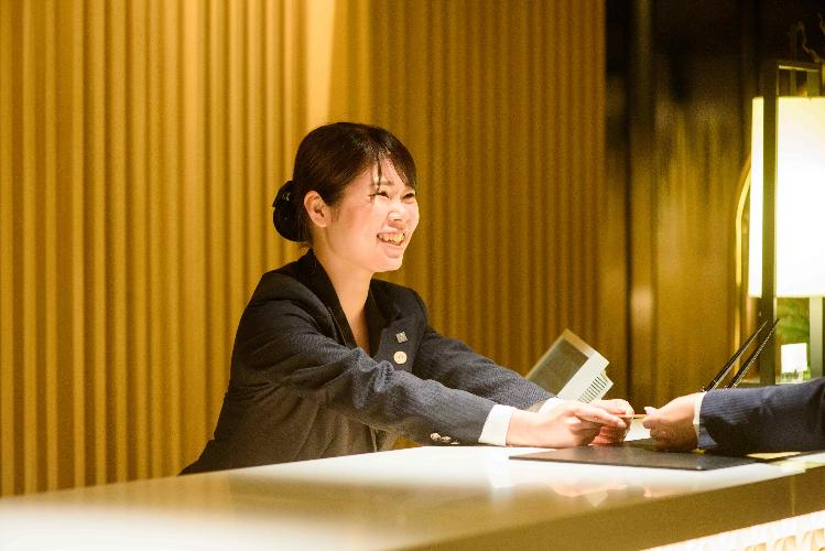 【フロント】気持ちよくお過ごしいただけるよう、丁寧な接客を心がけております。
