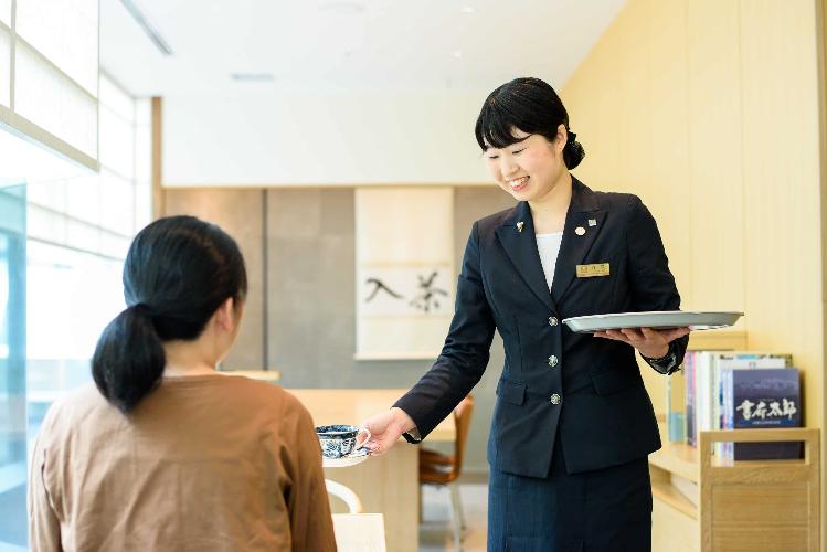 【クラブラウンジスタッフ】ソフトドリンク・コーヒー・アルコール各種ご用意しております