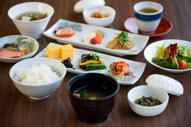 【マレ・ドール 和洋朝食バイキング】2Ｆマレ・ドールでは、和洋折衷のブッフェスタイルです。石川県の郷土料理も数多く取り揃えております。