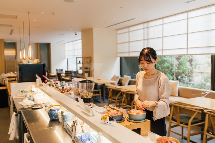 【クラブラウンジ】スタッフが厳選した金沢のお菓子をご用意いたしております。