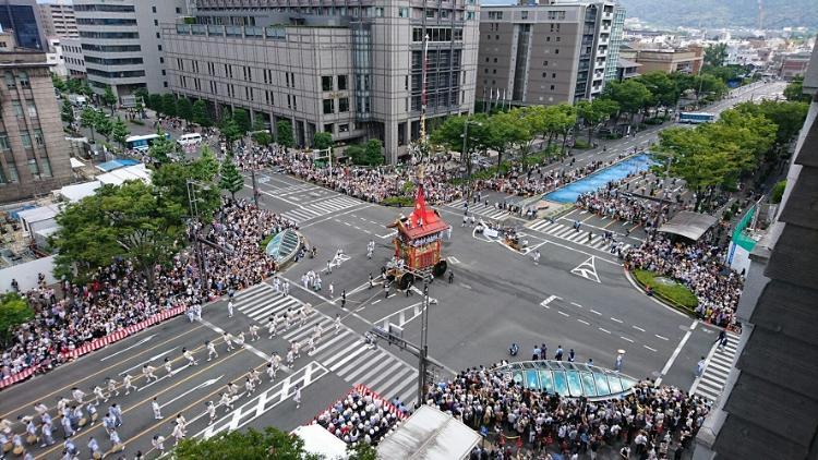 日本三大祭の一つ「祇園祭」山鉾巡行は当館目の前を通ります。