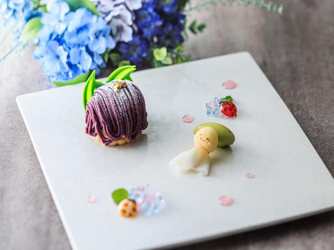【季節のおすすめケーキ ～初夏～デザートプレート】おかわり、飲みかえ自由なコーヒー・紅茶付きデザートプレートセットです。