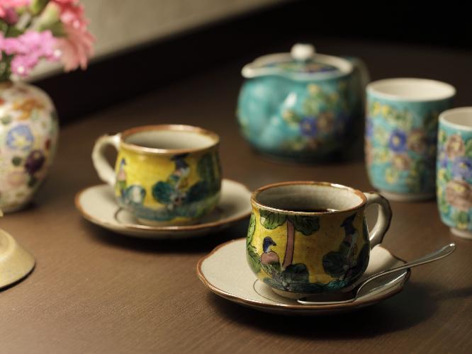 【客室装備】伝統工芸 九谷焼のコーヒーカップで優雅なひとときを。