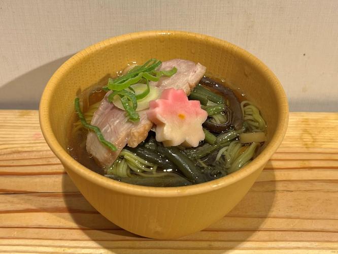 2025年春朝食メニュー　抹茶のにゅうめん山菜鴨だし