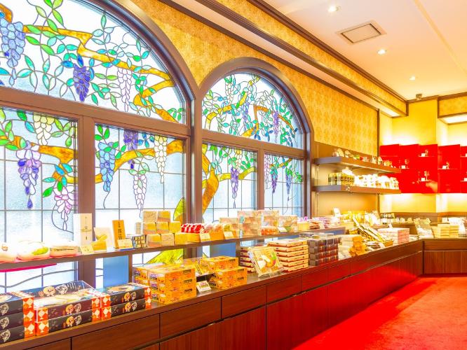 【売店】金沢らしいお土産をご用意しております。  工芸品や金沢らしいお土産を豊富に取り揃えております。ぜひお立ち寄りください。