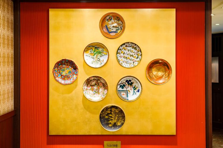 〈調度品〉　九谷焼絵皿アート  伝統工芸の九谷焼絵皿アートがロビーを華やかに彩ります。