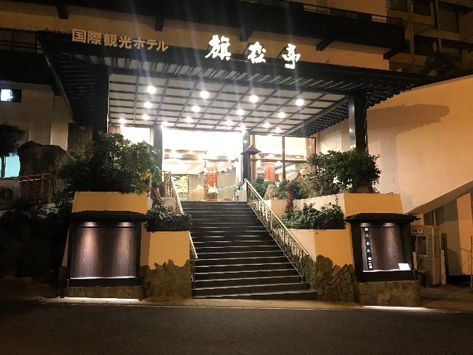 本館玄関（夜景）