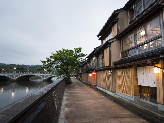 ＜ホテルより徒歩約12分＞主計町茶屋街