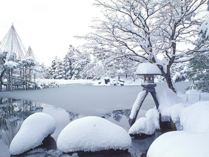 ＜ホテルより徒歩約5分＞真っ白な雪化粧　兼六園