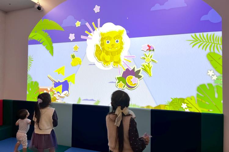 【キッズスペース】映像に向けて紙ヒコーキを飛ばすとかわいいキャラクターが登場！