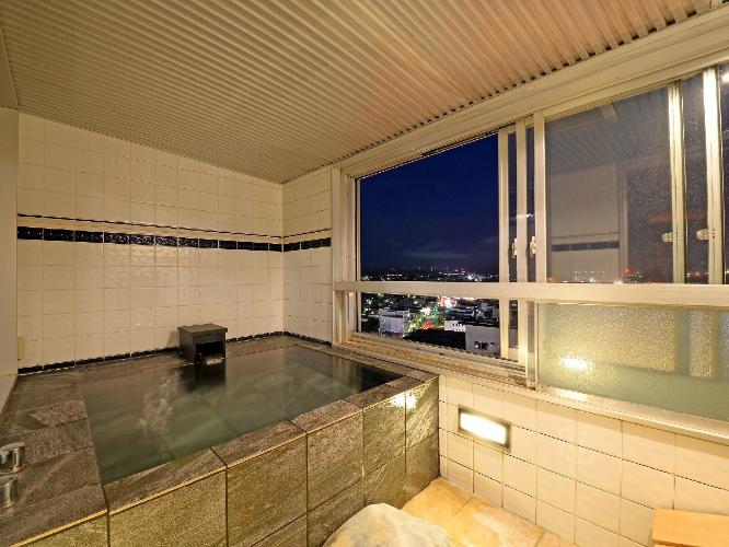 【WAMODERN和洋室一例】刻一刻と変わる景色を眺めながら温泉に浸かる。展望風呂からの眺めも最高です。